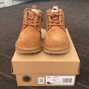 UGGS TODDLER/ WALKER. NEVER WORN. Size: 7. CHESNUT COLOR
